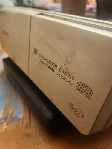Toca-CDs (CD changer) da marca Sony, modelo CDX-717