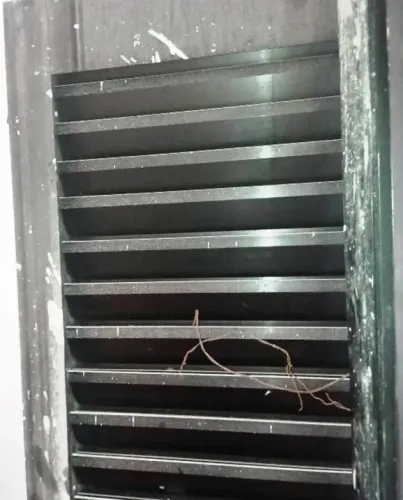 Porta de correr de vidro com Moldura e Porta com veneziana