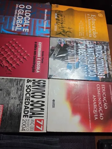 Livros diversos sobre educação, sociedade e cultura