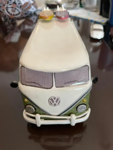 Kombi VW Artesanal em Madeira - 25cm com Pranchas de Surfe
