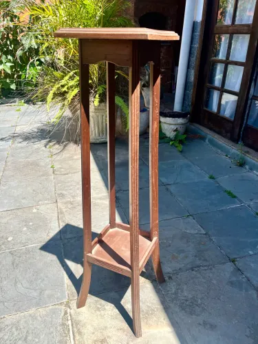 Pedestal vintage em madeira maciça