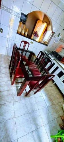 Mesa de cozinha com seis lugares.