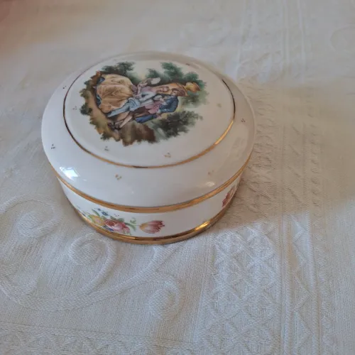 Antigo porta joias em porcelana.