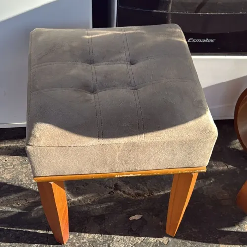 Puff Quadrado Estofado com Pés de Madeira