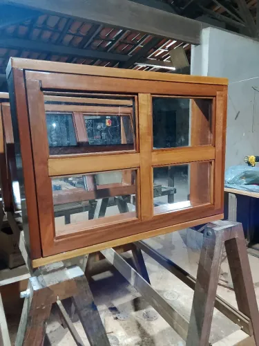 Janela de Madeira com Vidro