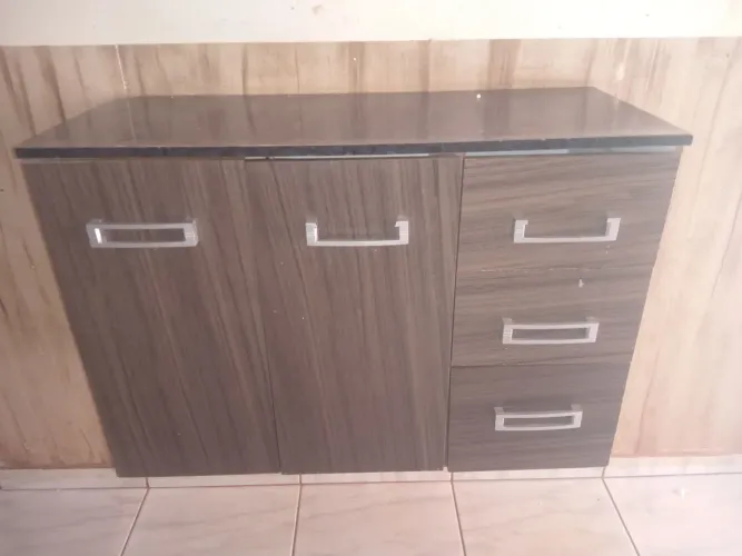 Balcão de cozinha com marcas de uso 