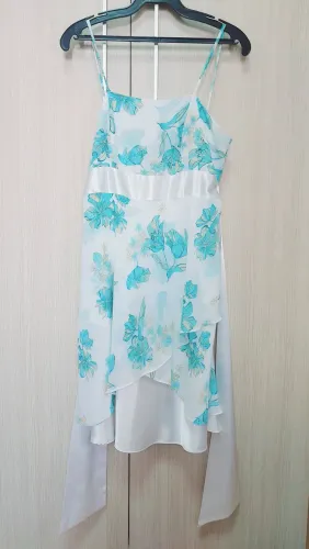 Vestido Floral Azul e Branco Elegante