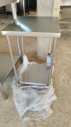Mesa inox com rodízios 40x40 - Promoção