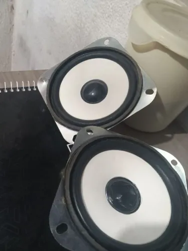 Par de alto falantes,4 polegadas,funcionando perfeitamente.