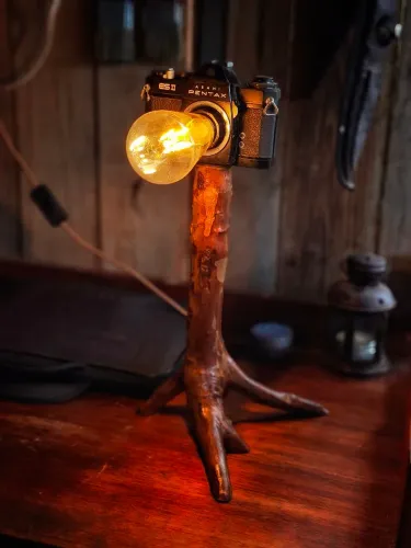 Luminária Upcycling Câmera e madeira bruta