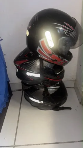 3 capacetes R$80 cada.