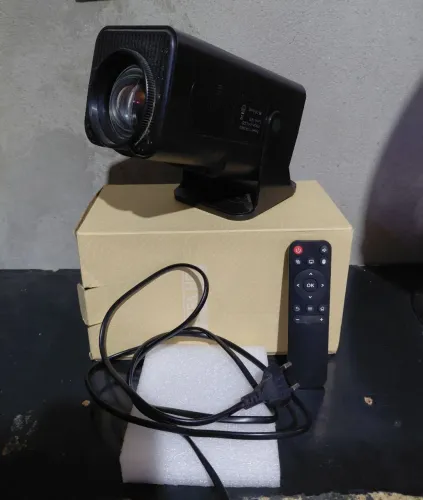 Vendo projetor HD, pouco usado. 