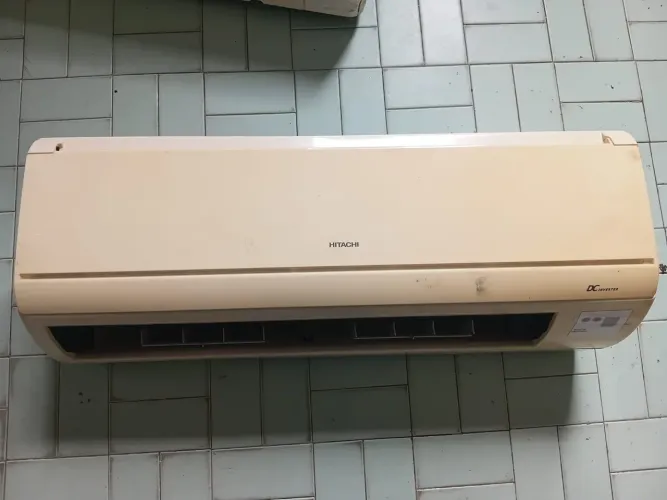 Evaporadora Hitachi Inverter 12.000 BTUs Quente/Frio 220V - Usada