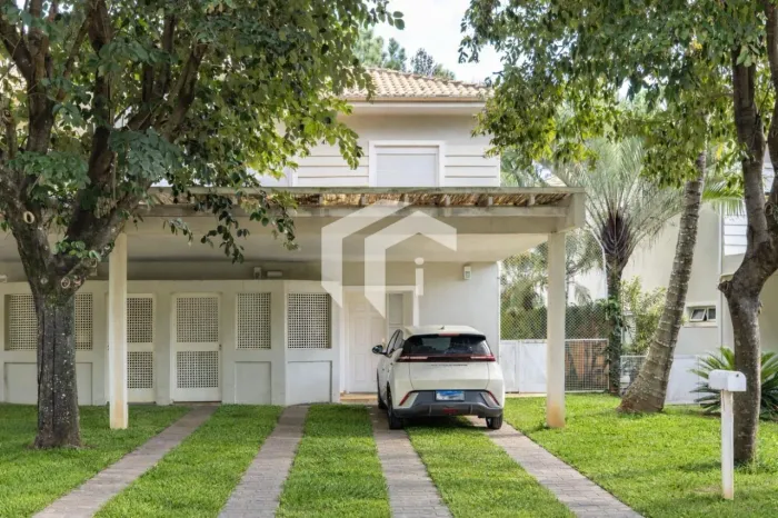 CASA À VENDA COM CONDOMÍNIO FECHADO COM 3 SUÍTES E LAZER COMPLETO.