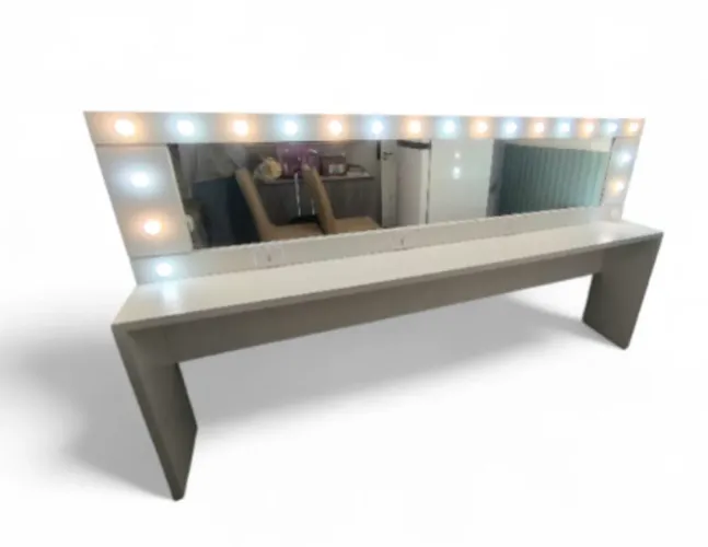 CAMARIM ESTILOSO COM TOMADAS E LÂMPADAS BIVOLT EM EXCELENTE ESTADO!!!