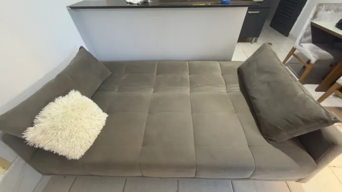 Sofá cama de madeira e veludo