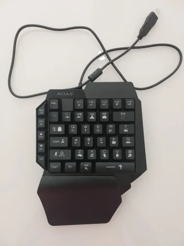 Mini teclado Gamer One Hand USB com luzes RGB (Pouco uso/semi novo)