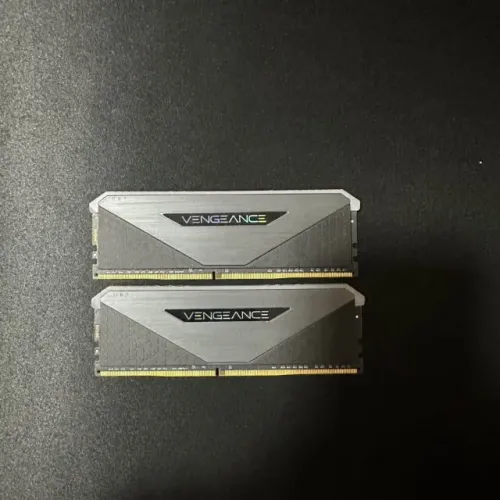 Memória RAM Corsair Vengeance RGB RT 16GB (2x8GB) DDR4 3600MHz CL16