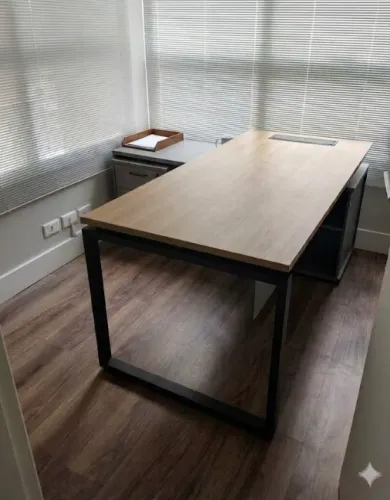 Mesa escritório com gaveteiro embutido