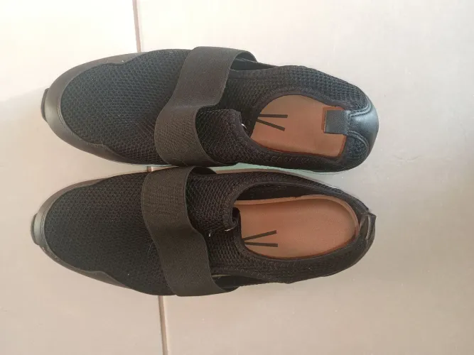 Tênis Vizzano feminino slip on preto com aberta lateral. Novo. Número 39