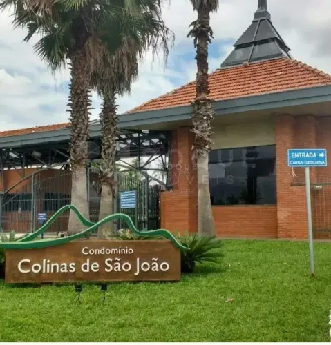 Terreno à venda no Condomínio Colinas de São João;