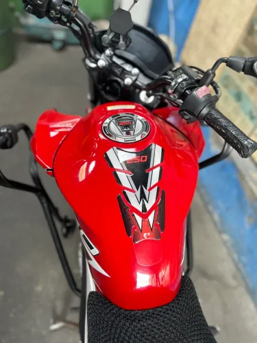 Twister 2020 vermelha moto muito boa só toca óleo e pastilha de freio n estraga nada