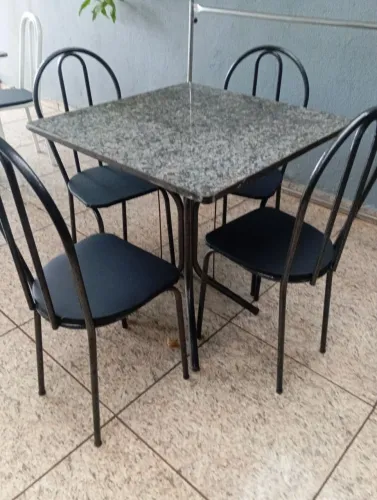 Mesa com 4 cadeiras