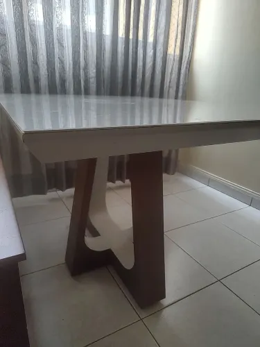 Mesa de jantar em madeira maciça com tampo de vidro(somente a mesa)