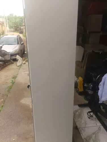 Estante de ferro c prateleira e porta c chave