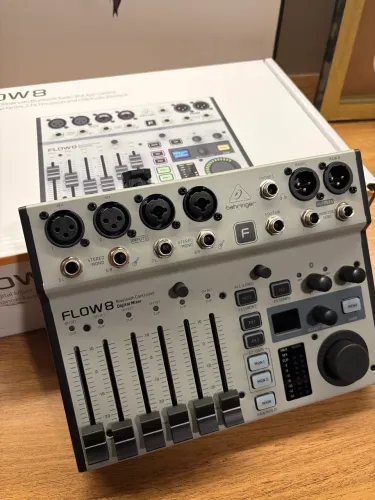 Mesa de som Beringher Flow 8