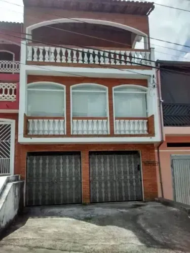 Alugo casa / sobrado próximo ao centro de Cotia