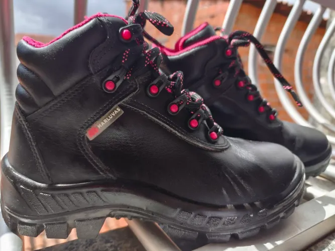 Coturno ou bota rosa marca Marluvas Tam 35