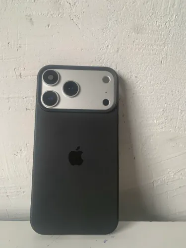iPhone XR na carcaça do 17 pro