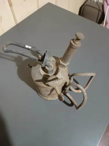 Antigo maçarico sueco a gasolina modelo 631 em cobre, ferro e latão, med. 15cm de altura