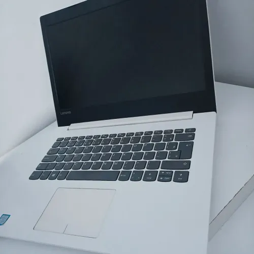 Notebook Lenovo, i3, 8GB de RAM, SSD e tela HD.