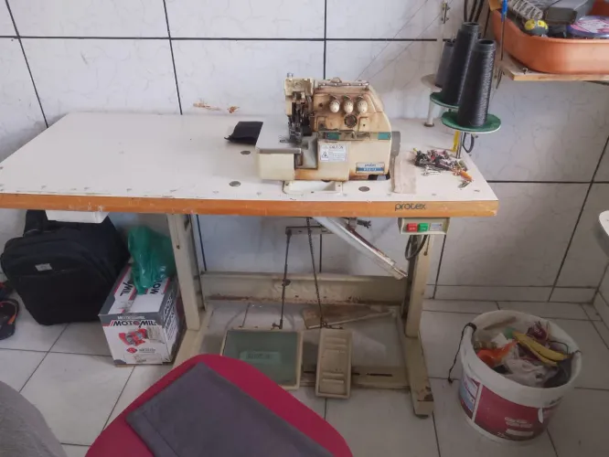 Vendo máquina orvelock semi nova