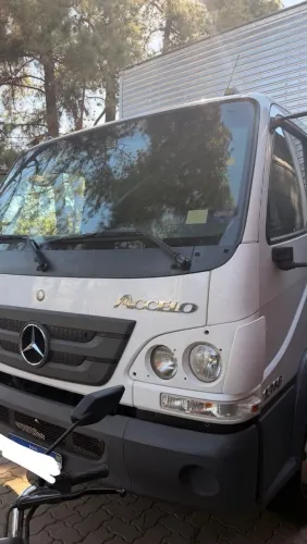 Mercedes-Benz Accelo 1316 6x2 2022 - Baú 7,20m - Revisado - 117.000 km