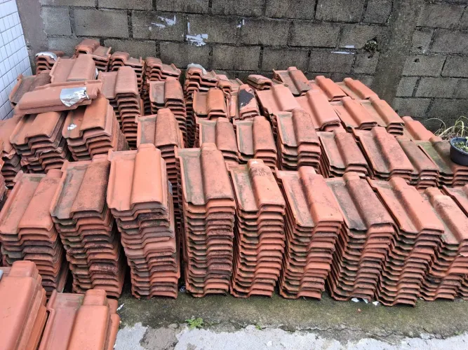Telhas Romanas aproximadamente 450 telhas, se fica com o lote todo faço 350,00 reais 