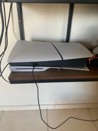 PS5 SLIM 1TB MÍDIA FÍSICA com 2 controles e 2 jogos (com nota fiscal e ainda na garantia)