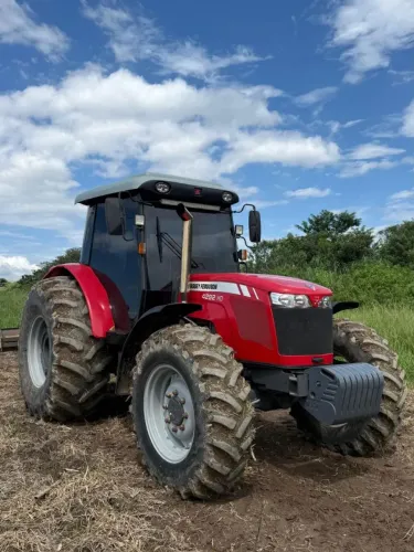 TRATOR AGRÍCOLA