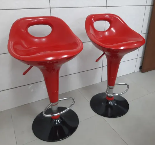Vende-se 2 banquetas altas por 200 reais