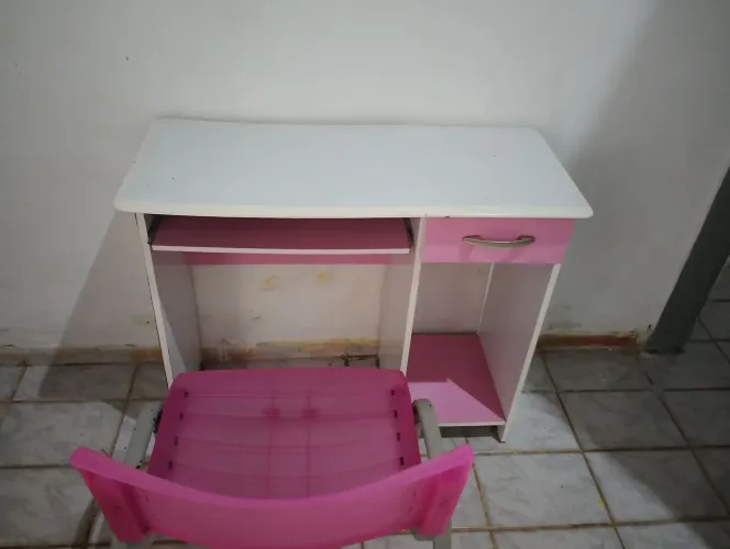 Escrivaninha com cadeira