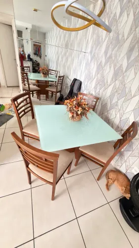 Mesa tampo de vidro com 4 cadeiras