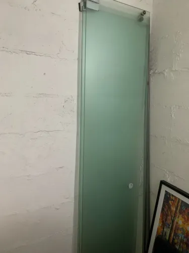 Porta de vidro fosco + esquadria de alumínio