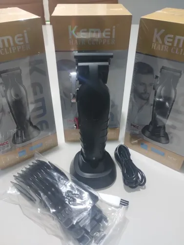 Máquina de cortar cabelo kemei.