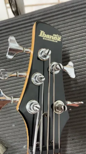 Baixo Ibanez