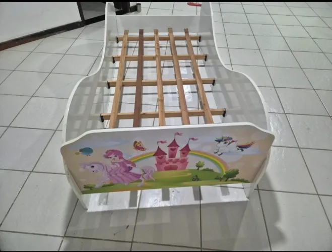 Cama infantil tamanho solteiro.