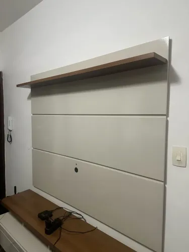 Painel em MDF com prateleira superior