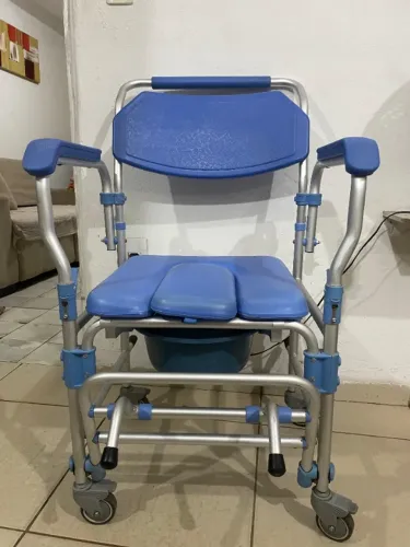 Cadeira de banho Dellamed alumínio antiferrugem rodas 360° 120kg