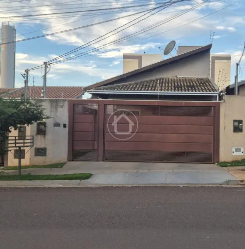 CASA COM 3 DORMITORIOS PISCINA E ENERGIA SOLAR